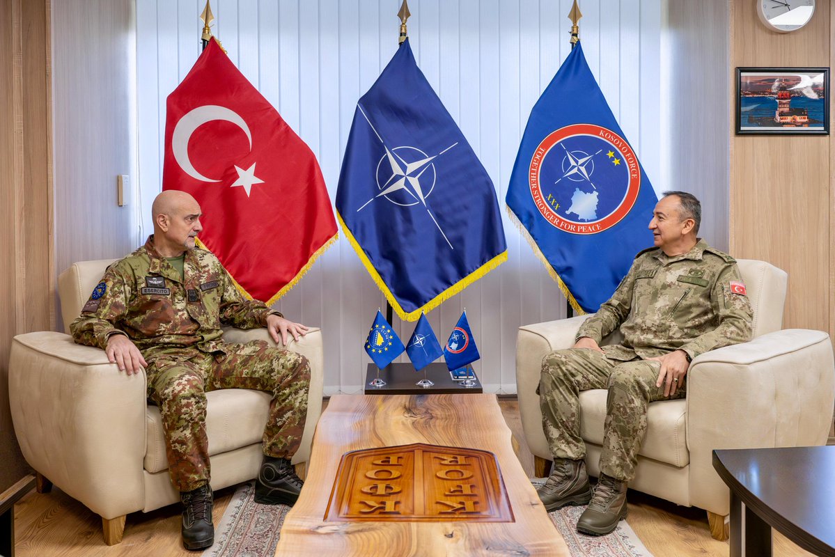 NATO_KFOR's tweet photo. The Commander of the #NATO-led Kosovo Force (#KFOR) mission, Major General Özkan Ulutaş, welcomed Major General Maurizio Fronda, Commander of the #EUFOR Althea mission, to #KFOR Headquarters at Camp Film City in Pristina.
#TogetherStrongerForPeace https://t.co/xf8NbfCqZ3