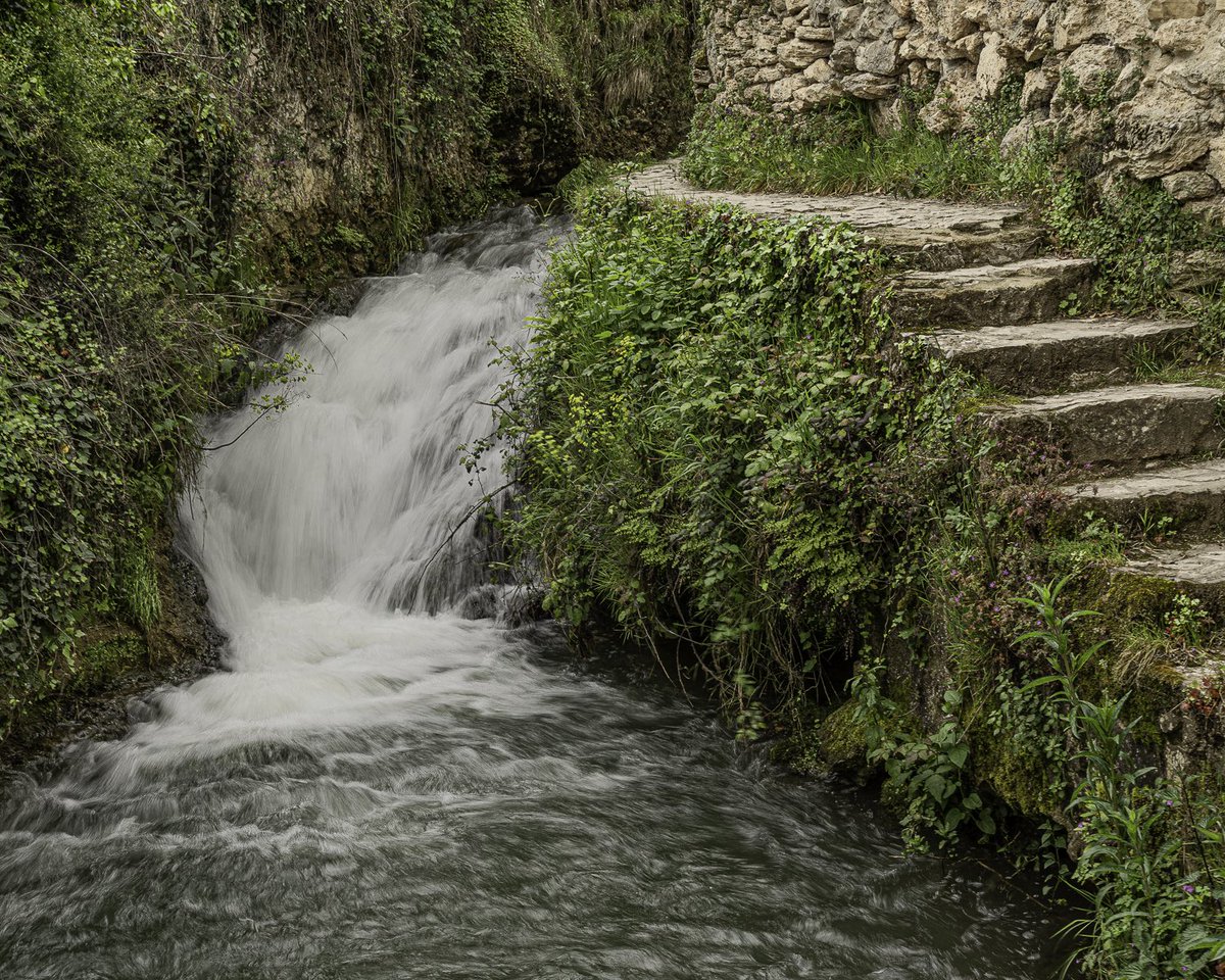 SofiCasCar's tweet photo. En Tobera, el tiempo se detiene entre ermitas Sra Mª Hoz y N. S. Peña. Las cascadas caen como un susurro constante y los cerezos iluminan el desfiladero. Piedra, agua y paisaje en un rincón pequeño que deja una huella enorme.
#tobera #frias #burgos #castillayleon #burgosenelmundo https://t.co/UI0hTljs2W