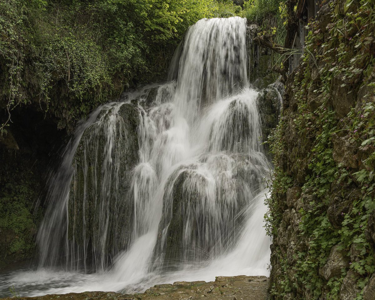 SofiCasCar's tweet photo. En Tobera, el tiempo se detiene entre ermitas Sra Mª Hoz y N. S. Peña. Las cascadas caen como un susurro constante y los cerezos iluminan el desfiladero. Piedra, agua y paisaje en un rincón pequeño que deja una huella enorme.
#tobera #frias #burgos #castillayleon #burgosenelmundo https://t.co/UI0hTljs2W