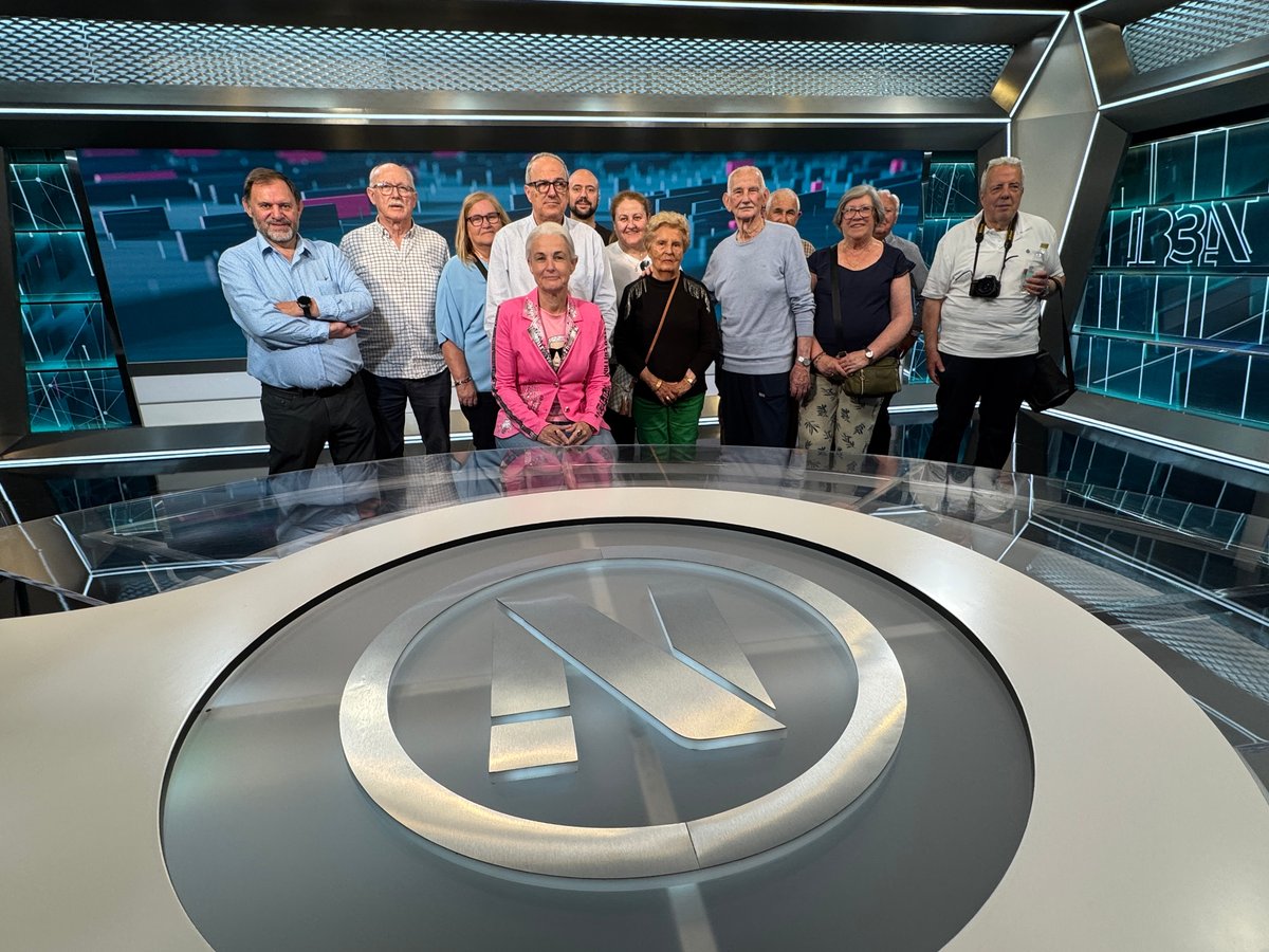 IB3's tweet photo. #IB3 Televisió 📺 ha rebut avui al Club s’Ametler d’Inca‼️
🎥 Han descobert com es fa la tele per dins… i ens ha encantat tenir-los! 💥
✨Moltes gràcies per visitar-nos i fins aviat 🫶
📸 S'han fotografiat amb el director general https://t.co/2IEIFLhuv1