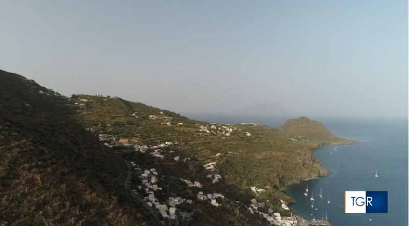 TgrRaiSicilia's tweet photo. Nel @TgrRai Sicilia delle 14:
Da Filicudi, nelle Eolie, l'appello alla premier Meloni di Tiziana, alunna all'ultimo anno di elementari. "Fatemi rimanere nella mia isola per frequentare la scuola media"
Seguiteci anche sul web -->
https://t.co/0jmT65cmC7 https://t.co/tWb87bN1Zt