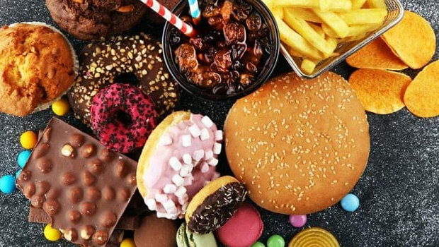 gazetory's tweet photo. Amerika'da bir dahiliye uzmanı olarak mutfağına sokmadığı 5 ürünü açıklayan doktorun tavsiyeleri:

♦ Ultra işlenmiş ürünler: Cips ve çikolata gibi paketli gıdalar kanser riskini ve kiloyu artırıyor.

♦ Şekerli ürünler: Meyve dışındaki tüm eklenmiş yapay şekerlerden kesinlikle uzak durulmalı.

♦ İşlenmiş etler: Sucuk, salam ve sosis içerisindeki nitrat nedeniyle mide ve yemek borusu kanserini tetikliyor.

♦ Rafine karbonhidratlar: Beyazlatılmış unla yapılan ekmek ve rafine unlu mamuller tüketilmemeli.

♦ Trans yağlar ve yapay katkılar: Gıda boyaları, tatlandırıcılar ve trans yağlar damar sertliği ile kalp krizine yol açıyor.