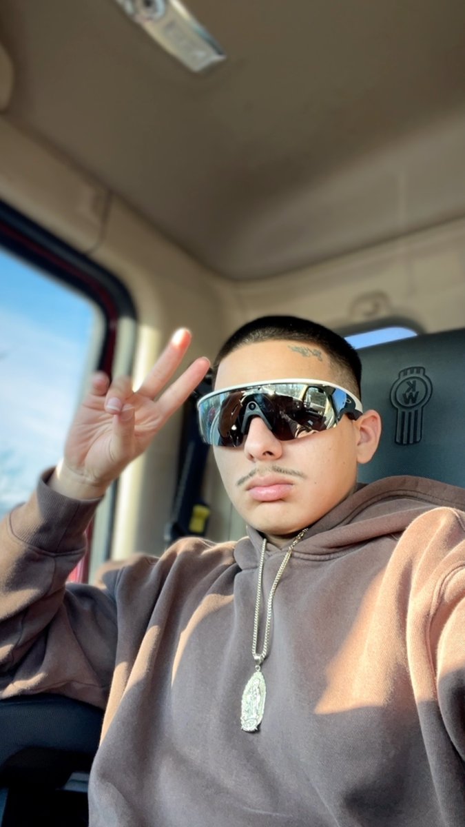 compasd_'s tweet photo. oakley fucked the game up w these https://t.co/ig7EtWjNpo