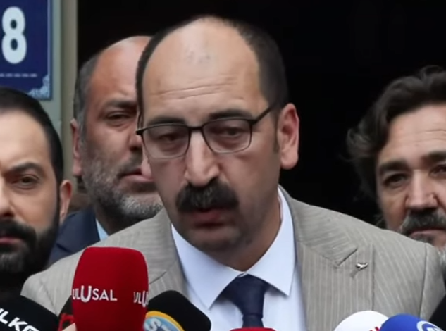 goddwana's tweet photo. Bu adam niye şaka gözlüğüne benziyo https://t.co/8xlOPiJ4IB