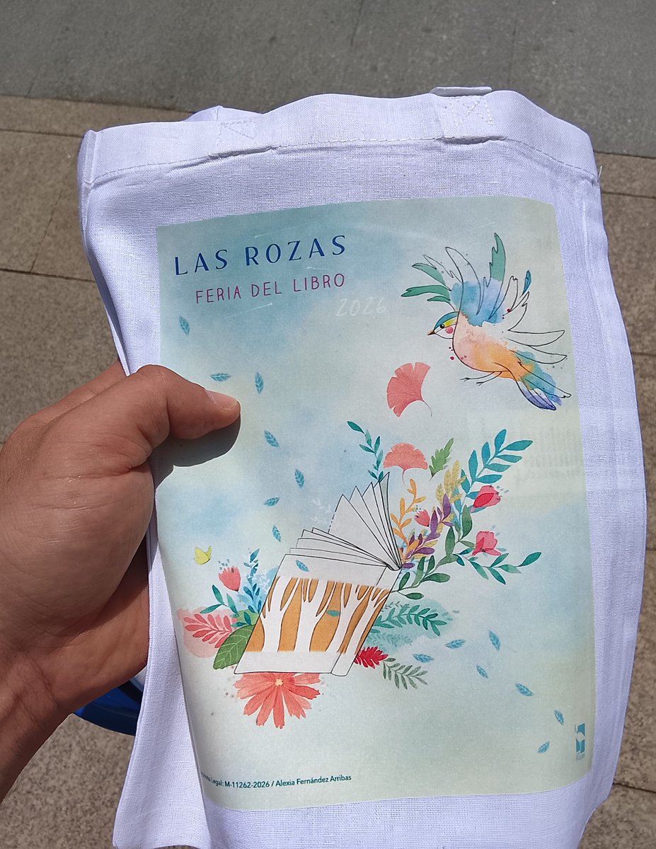 AlbertoBC5's tweet photo. Después de trabajar dando una vuelta por la Feria del Libro de Las Rozas (Madrid). Viendo libros y hablando con libreros. Una mañana estupenda y espléndida. Espero que tengáis un feliz fin de semana. Siguiente semana nuevo cuento al blog y a Internet, lectores. https://t.co/sTZLQsyIqI