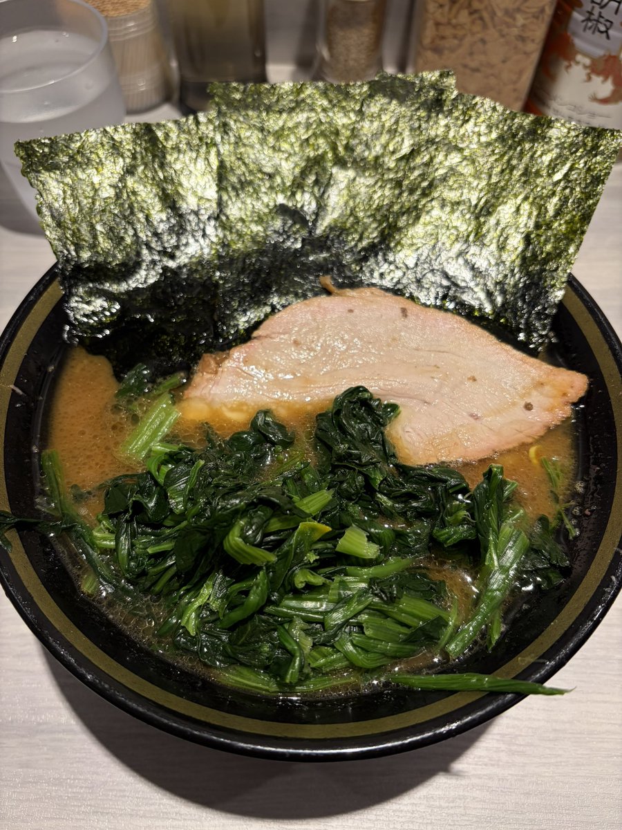 ootsuto's tweet photo. 横浜家系ラーメン こむろ家@市ヶ谷
ラーメン 960円
青菜 150円
アブラオオメ
絶賛ダイエット中ですが、我慢の限界でチートDAYということで！
いやー
キレのあるスープに家系といえばの酒井製麺🍜
めっちゃ美味いな😋 https://t.co/zLymyVWPQS
