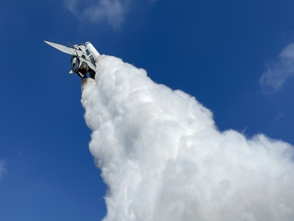wizard03_765's tweet photo. 作品名　「Ignition！」
ハセガワ��1/72 VF-11B w/ロケットブースター使用

YF-21ガルド機を追跡するためブースターに点火し加速するVF-11Bイサム機。煙の“モクモク"感、太陽光のあたり具合等劇中のような迫力あるシーンを撮影するのに苦労しました。

#マクロスモデラーズ応募 https://t.co/qIc9TwqNDm