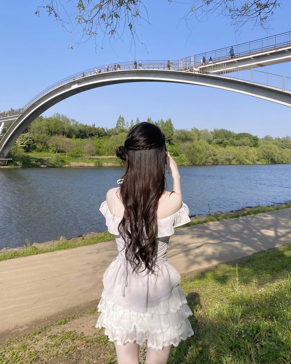 rosienyang's tweet photo. 도시락 싸서 최애 한강공원 나들이..🫧🤍
돗자리에서 왓츠인마이백 찍고
해 지기 전에 인생샷 와구 남기기 필수**
왜냐면 셀프헤어가 넘 잘 됐거등요🧑🏻‍🩰〰️ https://t.co/RgWHypPJoO