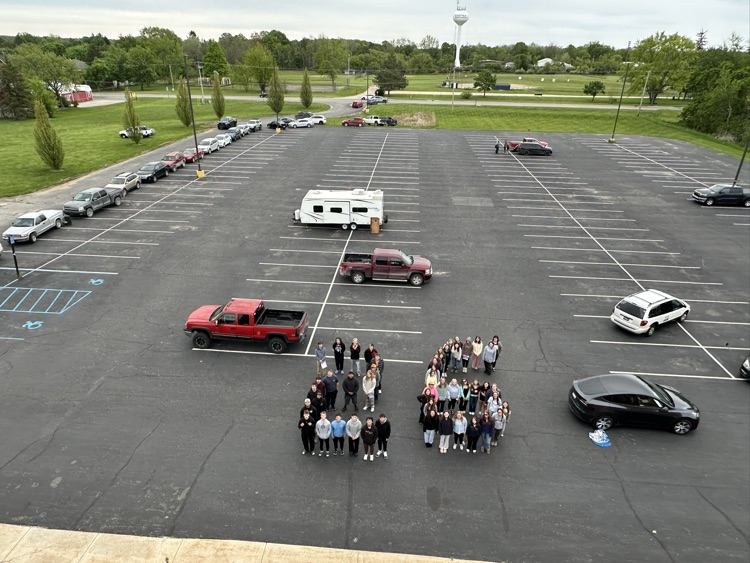 MCCSpartans1's tweet photo. It's graduation day for the class of 2026 at Mason County Central! We start off the day with the tradition of crazy parking and we move onto the senior breakfast. https://t.co/cIzCkcgYoX