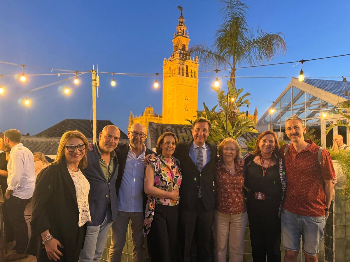AccuSevilla's tweet photo. 📷 19 MAYO | #DíaMundialEII 📷
Tras el acto en la Real Academia de Medicina y Cirugía de Sevilla llegó el momento de convivencia.
@AbbVie_ES
@Takeda_ES
#VisibilidadEII #Crohn #ColitisUlcerosa #ostomías https://t.co/uSPKC51ltF