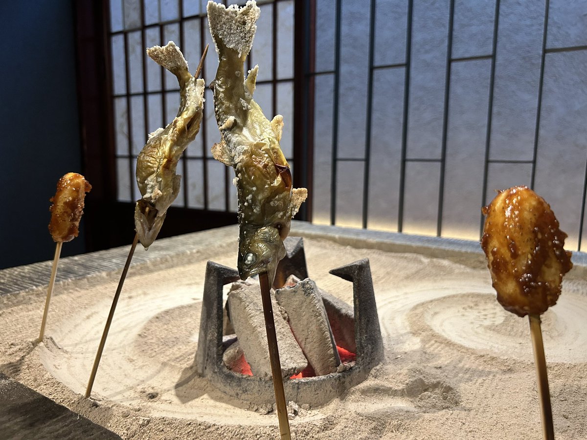 Junkichi_58's tweet photo. 囲炉裏で焼いた岩魚もお肉もとにかく美味しい！
熱いものを熱いままで食べられるのは幸せ🥰 https://t.co/stJPbCY1tZ