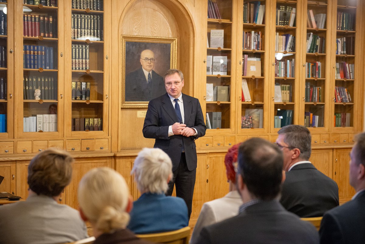 Brivibas36's tweet photo. Lai 2050. gadā dzīvotu pārtikušā valstī ar stipru ekonomiku, ar lētu darbaspēku un zemām izmaksām nepietiks. Šodien uzņēmēji un eksperti meklēja atbildes, kā Latvijas ekonomikai nākotnē radīt lielāku vērtību.

➡️ Uzzini vairāk: https://t.co/HBcwLzSd1l https://t.co/IffMZ6UePv