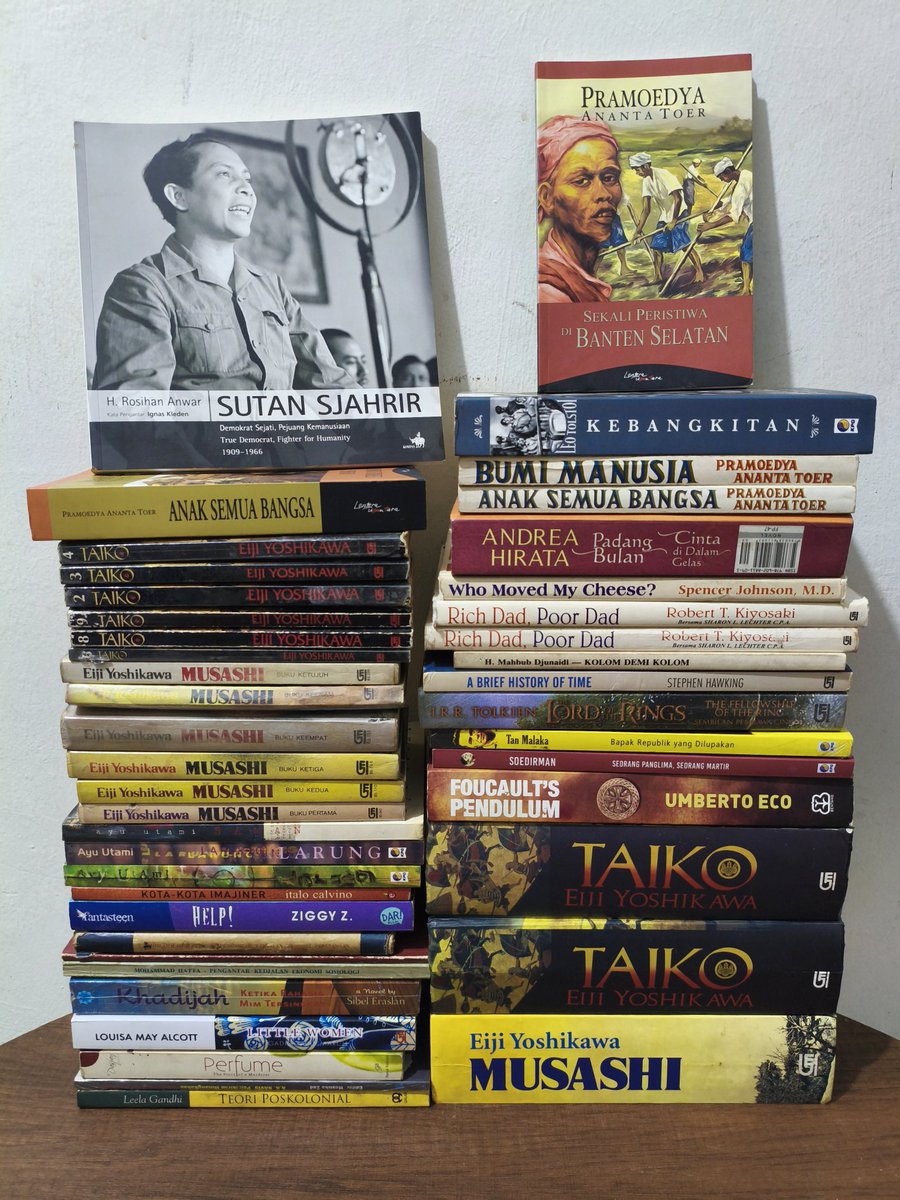 soentingmelajoe's tweet photo. Selamat malam, teman-teman.

Jumat kali ini kami kembali dengan dua tumpuk buku. Ada Pramoedya, Taiko, Musashi, Sjahrir, Kebangkitan Leo Tolstoy, Umberto Eco, dst. Semuanya original! Silakan. 

Terima kasih buat kawan2 yang bantu RT/ like. Sehat dan bahagia, selalu dan selamanya! https://t.co/NoQ5CuzUS5