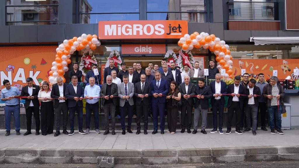 RahmetTAAR's tweet photo. Aydınlıkevler Mahallesinde hizmete giren "Migros Jet" adlı işletmenin açılış törenini gerçekleştirdik.
Yeni işletmenin hayırlı olması temennisiyle bereketli kazançlar dilerim. https://t.co/0zVRoNjbcQ