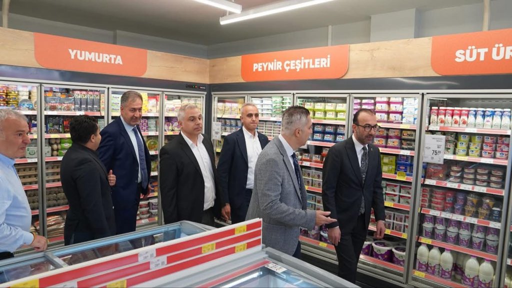 RahmetTAAR's tweet photo. Aydınlıkevler Mahallesinde hizmete giren "Migros Jet" adlı işletmenin açılış törenini gerçekleştirdik.
Yeni işletmenin hayırlı olması temennisiyle bereketli kazançlar dilerim. https://t.co/0zVRoNjbcQ