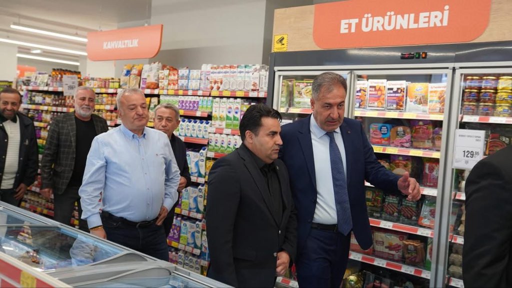RahmetTAAR's tweet photo. Aydınlıkevler Mahallesinde hizmete giren "Migros Jet" adlı işletmenin açılış törenini gerçekleştirdik.
Yeni işletmenin hayırlı olması temennisiyle bereketli kazançlar dilerim. https://t.co/0zVRoNjbcQ