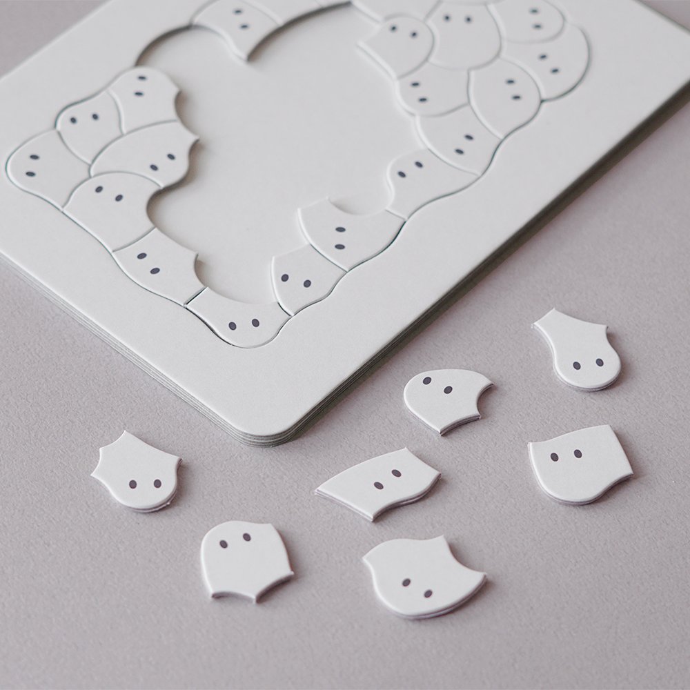 obakepuzzle's tweet photo. 【おばけパズルSHIRO/SUMI】
はがきサイズなのに平均タイム150分！🕰️
シンプルなおばけの形なのに、なぜか解けない…裏表なし・引っかかりなし、なのにむずかしい。
やみつきになる不思議なパズルだよ！

 #デザフェス63 #おばけパズル https://t.co/pVFjyLAhFO