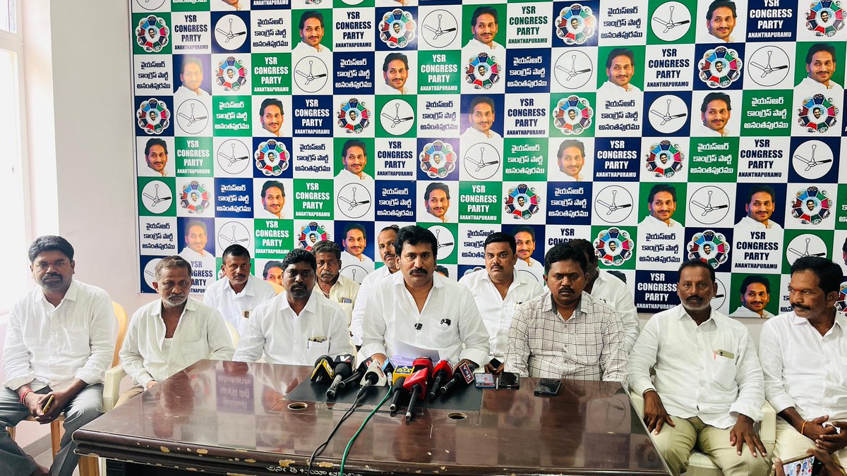 ImThopudurthi's tweet photo. లోకేష్‌ మౌఖిక ఆదేశాలతోనే గన్‌మెన్లు తొలగించారు..!

 ▪️బాధితుల పక్షాన నిలబడటమే నా తప్పా..? అంటూ ప్రశ్న..!

 ▪️నన్ను అడ్డుకుంటే ప్రజలను అడ్డుకున్నట్టే..!

▪️రాప్తాడులో అరాచకాలు పెరిగాయి..!

 ▪️భూకబ్జాలు, ఇసుక దోపిడీ, అక్రమ వసూళ్లపై సంచలన ఆరోపణలు..!

▪️పాపంపేట భూముల వ్యవహారంపై మళ్లీ రగిలిన రాజకీయ వేడి..!

▪️వేల కుటుంబాల కోసం పోరాడుతున్నా..!

▪️దళిత బాలిక అత్యాచారం నుంచి భూ వివాదాల దాకా ప్రభుత్వ వైఫల్యాలే..!

▪️టమోటా మార్కెట్‌లో ‘పరిటాల శ్రీరామ్‌ ట్యాక్స్‌ వసూళ్లు’ జరుగుతున్నాయి..!

▪️ఉపాధి కూలీల నుంచి కోట్ల రూపాయల వసూళ్లు చేస్తున్నారు..!

▪️అక్రమ మద్యం, రేషన్‌ బియ్యం దందా జరుగుతోంది..!

▪️రైతుల బోర్లు ఎండిపోవడానికి ప్రభుత్వ విధానాలే కారణమన్న ఆరోపణ..!

▪️ప్రశ్నించే వాళ్లను అణచివేయాలనుకుంటున్నారు..! 

▪️రాప్తాడులో జరుగుతున్న ప్రతి అన్యాయంపై పోరాటం కొనసాగుతుంది..!

▪️గన్‌మెన్లు తీసేసినా గళం ఆగదు అంటూ ప్రభుత్వానికి సవాల్‌..!

▪️ప్రజాస్వామ్యంలో ప్రతిపక్షం ప్రశ్నించడం తప్పా..? 

▪️పాపంపేట ఇళ్ల కూల్చివేతపై పరిటాల కుటుంబం క్షమాపణ చెప్పాలి..!

▪️ప్రజల విశ్వాసమే నా బలం..!

▪️పాపంపేటలో ఇళ్లన్నీ కూల్చేస్తామని ఎవడో వచ్చి అన్నాడట..!

▪️వారి తల నేలకూల్చుతాం ఇప్ప ఒక్క ఇంటినీ నేలకూలనివ్వం..!

▪️ప్రజలు నన్ను ఒకసారి ఎన్నుకున్నారనే విశ్వాసంతో వారి సమస్యలపై స్పందిస్తున్నాం..!

▪️మీకూ ఆ విశ్వాసం ఉంటే పాపంపేట భూముల విషయంలో స్పందించండి లోకేష్‌ గారు..!

▪️ప్రశ్నించే గొంతు లేనప్పుడు అరాచకం మరింత ప్రభలుతుంది. అది మీకే నష్టం..!

▪️పూర్తిగా పుట్టి మునిగిపోయేదాకా కళ్లు తెరవకపోతే ప్రజాస్వామ్యంలో తెలుగుదేశం పార్టీ ఉనికిలేకుండా పోతుందనేది గుర్తుపెట్టుకోండి..!

▪️నా ప్రాణానికి ముప్పు ఉందని భద్రత అవసరం  భావించి నివేదికల ఆధారంగా పదేళ్ల పాటు గన్‌మెన్లను ఇచ్చిన ఎస్పీ కార్యాలయమే  ఈరోజు కనీసం నోటీసు ఇవ్వకుండా గన్‌మెన్లను తొలిగించింది..!

▪️గన్‌మెన్లు లేకపోయినా నా ప్రజలే నాకు రక్షణగా ఉంటారు..!

▪️ఎక్కడ అన్యాయం జరిగినా ప్రశ్నిస్తూనే ఉంటా ఖబడ్దార్‌ లోకేష్‌ గారు 

👉మంత్రి మౌఖిక ఆదేశాలతోనే తనకు గన్‌మెన్లను తొలిగించారని రాప్తాడు మాజీ ఎమ్మెల్యే, నియోజకవర్గం సమన్వయకర్త తోపుదుర్తి ప్రకాష్‌ రెడ్డి గారు ఆరోపించారు. శుక్రవారం అనంతపురంలోని వైఎస్సార్‌సిపి కార్యాలయంలో ఏర్పాటు చేసిన విలేకరుల సమావేశంలో ఆయన మాట్లాడారు. తోపుదుర్తి ప్రకాష్‌ రెడ్డి అనే వాడు జిల్లా కేంద్రంలో ఉంటూ ప్రభుత్వం, ప్రజాప్రతినిధులు చేస్తున్న దుర్మార్గాలను ఎండగడుతూ ప్రజలను రెచ్చగొడుతున్నాడంటూ ఇటీవల జిల్లా పర్యటనకు వచ్చిన మంత్రి నారా లోకేష్‌కు నివేదిక ఇచ్చారు.  ఈ క్రమంలో ఇలాంటి వ్యక్తిని అనంతపురం పరిసర ప్రాంతాల్లో తిరగనీయకుండా కట్టడి చేయాలనే నిర్ణయం తీసుకున్నారు. నారా లోకేష్‌ మౌఖిక ఆదేశాలతో ఎస్పీ తోపుదుర్తి ప్రకాష్‌రెడ్డికి అంగరక్షకులను తొలిగించారు.

👉తోపుదుర్తి ప్రకాష్‌రెడ్డి చేసిన పాపం ఏంటంటే...జిల్లాలో జరుగుతున్న దుర్మార్గాలు, దారుణాలు, దౌర్జన్యాలపై ప్రశ్నించారు. ప్రభుత్వాన్ని నిలదీస్తూ బాధితుల పక్షాన నిలబడడంతో ప్రభుత్వానికి కంటకప్రాయంగా మారాడు. 

👉లోకేష్‌ గారూ...మీరు తొలిసారి మంత్రి అయ్యారు. ఈ అవకాశాన్ని సద్వినియోగం చేసుకుని ప్రభుత్వంలో జరుగుతున్న లోపాలను సరిదిద్దుకుంటూ పోతే మీకే భవిష్యత్తు ఉంటుంది. మీ చుట్టూ ఉన్న తెలుగుదేశం పార్టీ నాయకులు మీకు భజన చేస్తారు, జిల్లాలో జరుగుతున్న అన్యాయాలు, అరాచకాలను మీకు చెప్పరు. ఎందుకంటే వారు మీవద్ద పదవులు, తృణమో ఫణమో ఆశిస్తారు. కానీ ప్రతిపక్ష పార్టీగా వైఎస్సార్‌సీపీకి బాధ్యత ఉంటుంది. 

👉ప్రభుత్వం మంచి చేయకపోగా ప్రభుత్వంలోని అధికారులు, ప్రజాప్రతినిధుల వల్ల రాప్తాడు నియోజకవర్గం, అనంతపురం రూరల్‌ పరిధిలోని ప్రజలు ఏవిధంగా నష్టపోతున్నారో గమనిస్తూ వాటిపై గళం విప్పుతాం. అవసరమైతే రోడ్డు ఎక్కుతాం. రాప్తాడు నియోజకవర్గం పరిధిలోనే ఇన్ని అరాచకాలు ఎందుకు జరుగుతున్నాయో నారా లోకేష్‌ గమనించాలి. 

👉కురుబ లింగమయ్య హత్య చేసింది పరిటాల సునీత తమ్ముడు కాదా? ముద్దాయిలు వారి కుటుంబ సభ్యులే కదా? ఈ కేసులో చాలామంది ముద్దాయిలను తప్పించారు. బాధిత కుటుంబానికి అన్యాయం జరగడంతో వారి పక్షాన పోరాడా.

👉పరిటాల సునీత స్వగ్రామం పక్కన ఏడుగుర్రాలపల్లిలో దళిత మైనరు బాలికపై 14 మంది నెలల తరబడి అత్యాచారం చేశారు. ఈ ఘటనను ‘సాక్షి’ వెలుగులోకి తేవడంతో గట్టిగా ప్రశ్నించాం. ఫలితంగా ఎస్పీ చర్యలు తీసుకుని బాధ్యులందరినీ జైలుకు పంపారు. 

👉రాప్తాడులో ఓ భూ వివాదానికి సంబంధించి పరిటాల సునీత అనుచరులు నారాయణరెడ్డి, ముత్యాలమ్మ దంపతులను వారి పొలంలోనే హత్య చేశారు. బాధిత కుటుంబం తరుపున నేను మాట్లాడా.  మీతప్పులను గమనించుకుని ఇలాంటి తప్పులు చేస్తున్న వారిపై చర్యలు తీసుకోండి. 

#ThopudurthiPrakashReddy
#TeamTPR #tprtarget2029