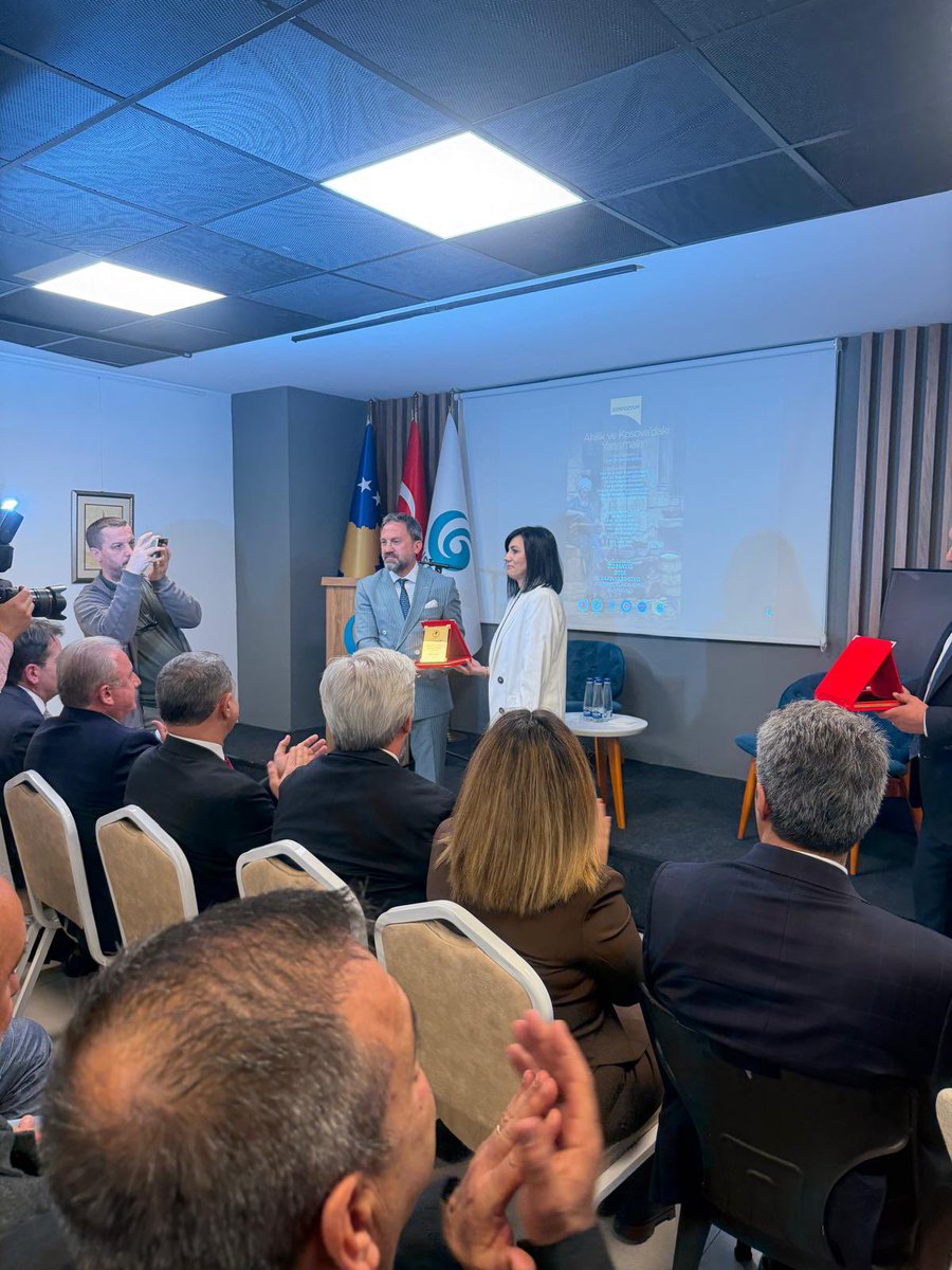 ibrahimcam34's tweet photo. Kosova’dan 4, Türkiye’den 7 üniversiteden Hocalarımızın olduğu, Kosova Devlet protokolünün katıldığı Ahilik Sempozyumunda AHİSİAD adına sunum gerçekleştirdik.
Hayırlara vesile olsun..
#Kosova
#Ahilik https://t.co/TKWhR5uClM