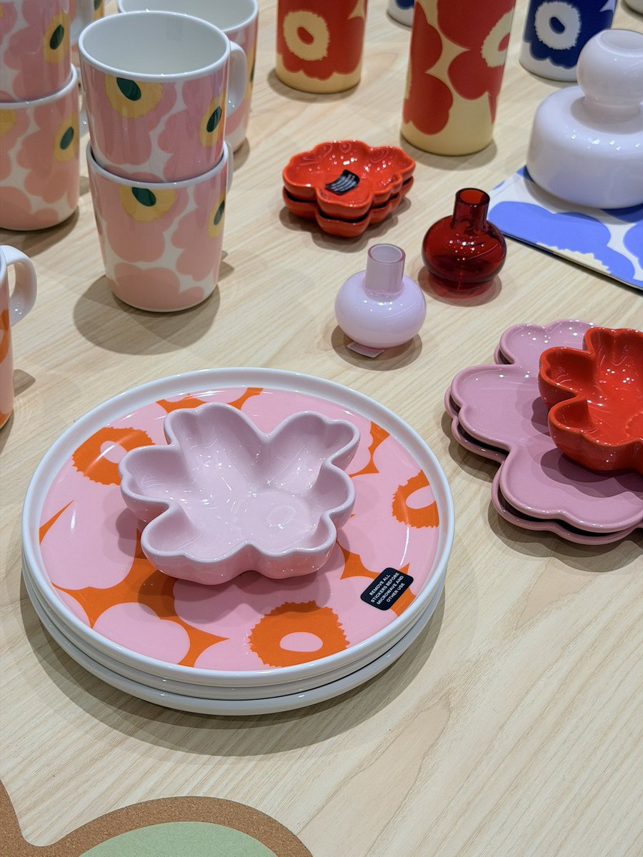 thunniefavs's tweet photo. Marimekko คอลใหม่ คือน่ารักจริง วีคที่แล้วไปยืนดูนานมาก! เลยได้แก้วกับถ้วยน้ำจิ้มกลับบ้านมาอย่างละ 1 แฮปปรี้สุดๆ https://t.co/KI2XHjFL87