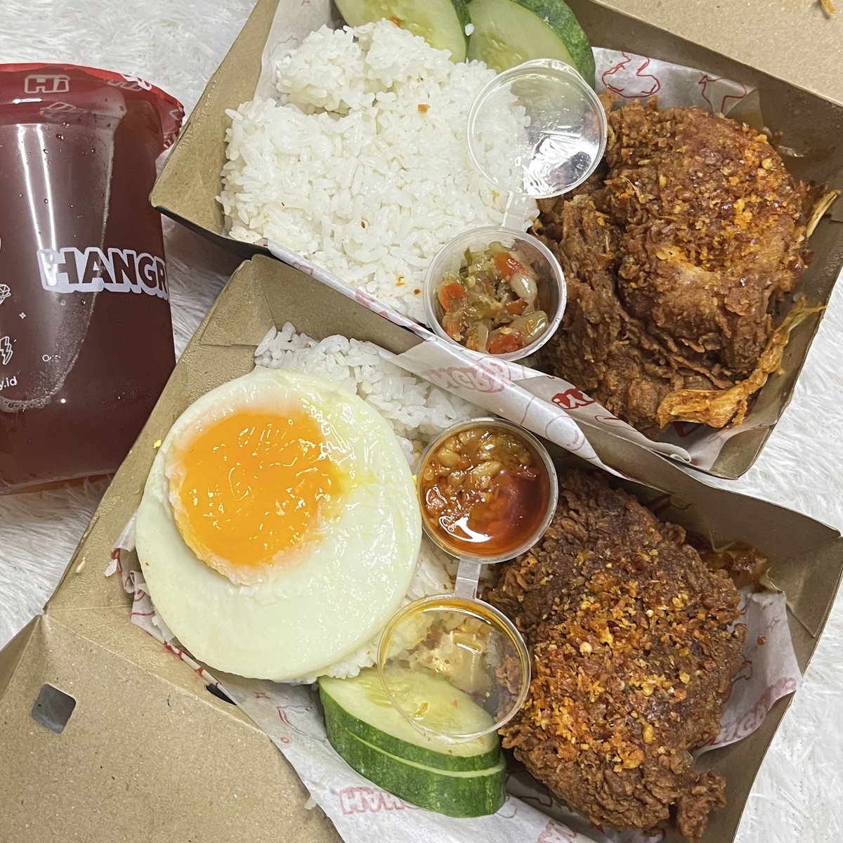 saniyatussh's tweet photo. akhirnyaaaa kesampean jajan ayam goreng bawang putri, grgr lewat muluu vt nya bikin pengen 😭😭

asli deh ya.. first impression waktu aku buka, aroma bawangnya tuh langsung semerbak bikin ngilerrr 🤤 https://t.co/3DK2jRuWaV