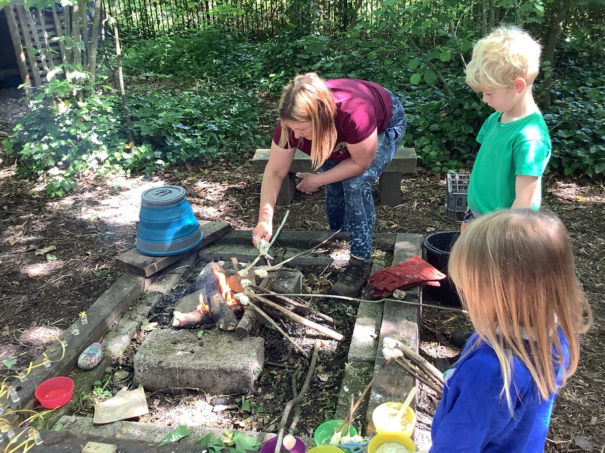 SAPSHedgehogs's tweet photo. Whittling sticks and toasting bread at forest school today #eyfs #environment #learn https://t.co/6MfNxblGxs