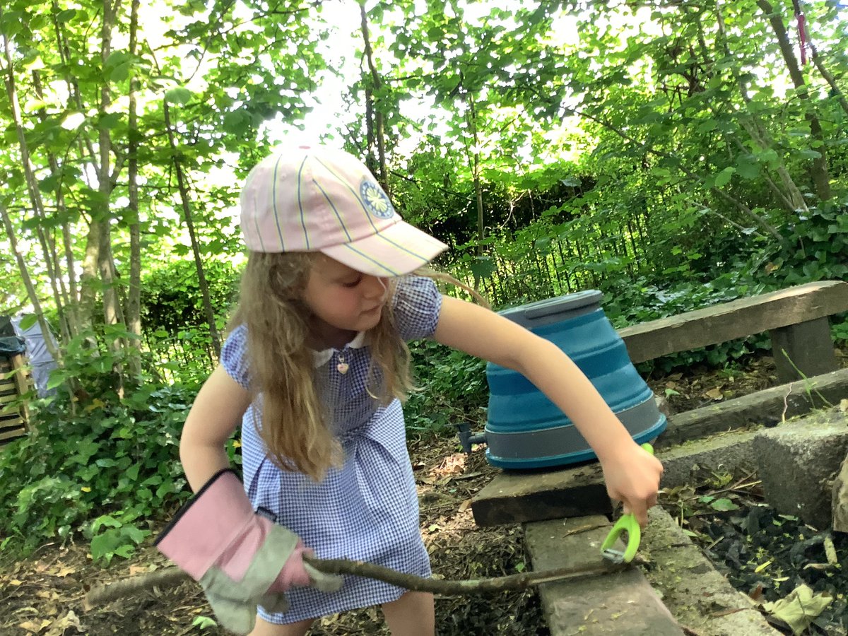 SAPSHedgehogs's tweet photo. Whittling sticks and toasting bread at forest school today #eyfs #environment #learn https://t.co/6MfNxblGxs