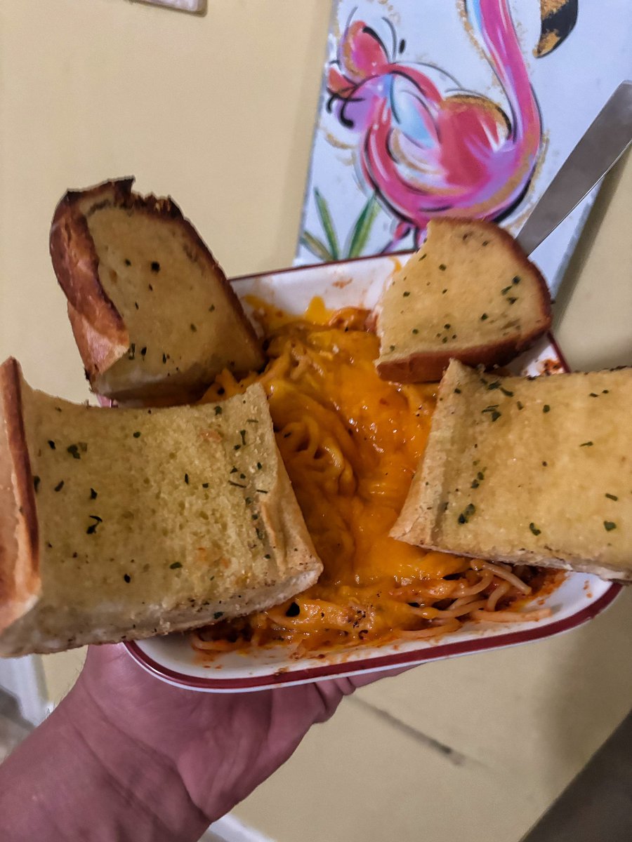 EatinErni tweet media