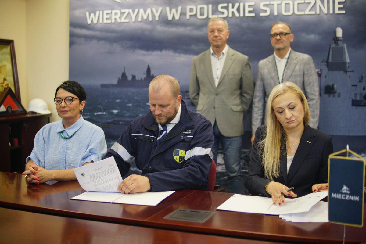 StoczniaWojenna's tweet photo. Wierzymy w polskie stocznie. Stocznia Remontowa Nauta dołącza do budowy fregaty #Burza jako wykonawca bloku rufowego. Dwie gdyńskie stocznie, jedna Grupa @PGZ_pl, jeden program - #Miecznik dla @MarWojRP. 🤝
Więcej na 👉https://t.co/9u5rZ73ePk 

#BudujemyFregaty #LocalContent https://t.co/yj84ER4cLD