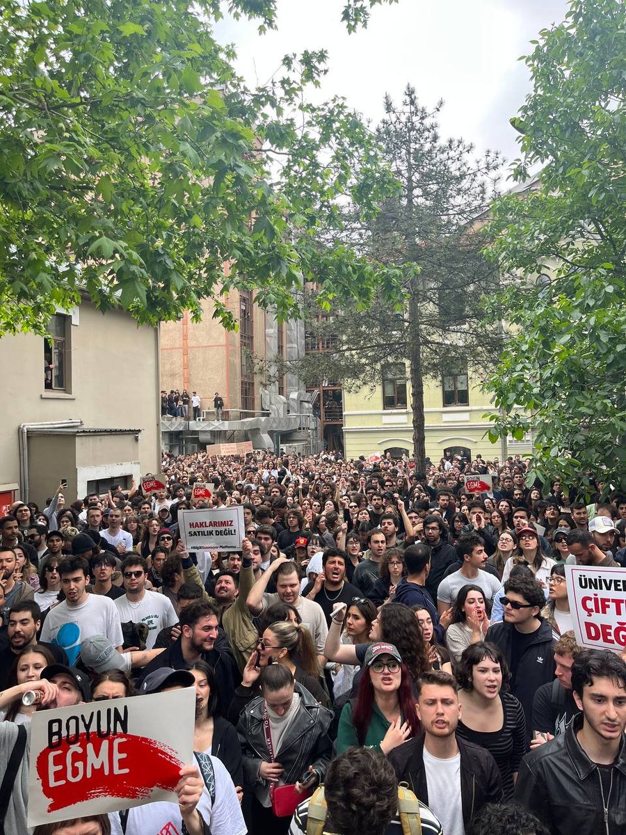 TKGSosyal's tweet photo. Eğitim haklarının gasp edilmesine karşı mücadele eden Bilgi Üniversiteli sıra arkadaşlarımızın yanındayız! https://t.co/P2axQ7gxQk