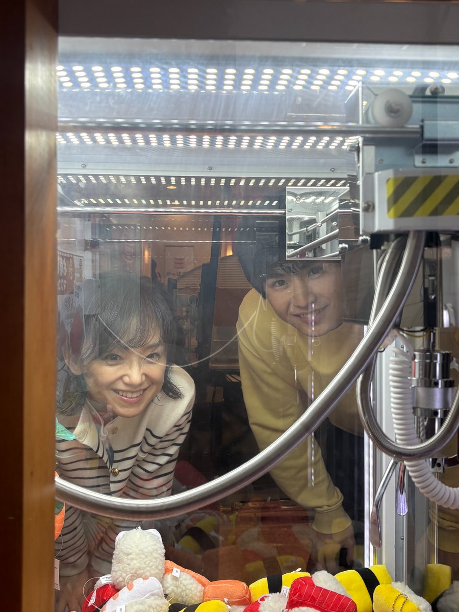 tokisushi_tbs's tweet photo. 🍣第８話 明日よる１０時🍣
火曜ドラマ〖 #時すでにおスシ!? 〗

✻*˸ꕤ*˸*⋆。✻*˸ꕤ*˸*⋆。✻*˸ꕤ*˸*⋆。

＼７話オフショット📸✨／

寿司🍣のUFOキャッチャーを発見した2人
 「どれにしようかな〜」と真剣に吟味中…♪

果たして目当てのネタはゲットできたのか⁉️

#永作博美  #松山ケンイチ
#ファーストサマーウイカ
#中沢元紀 #山時聡真
#佐野史郎
