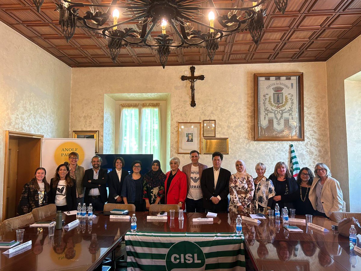 AnolfNazionale's tweet photo. Conclusioni affidate a Cati Didi Boboc (VP #ANOLF Nazionale) a #Bedonia per il convegno "Voci, Diritti, Futuro" sulla cittadinanza femminile nell'Appennino Parmense! Un focus partecipato su autonomia, tutele e l'impatto chiave delle donne immigrate nei percorsi di formazione. https://t.co/vV7lyu40xi
