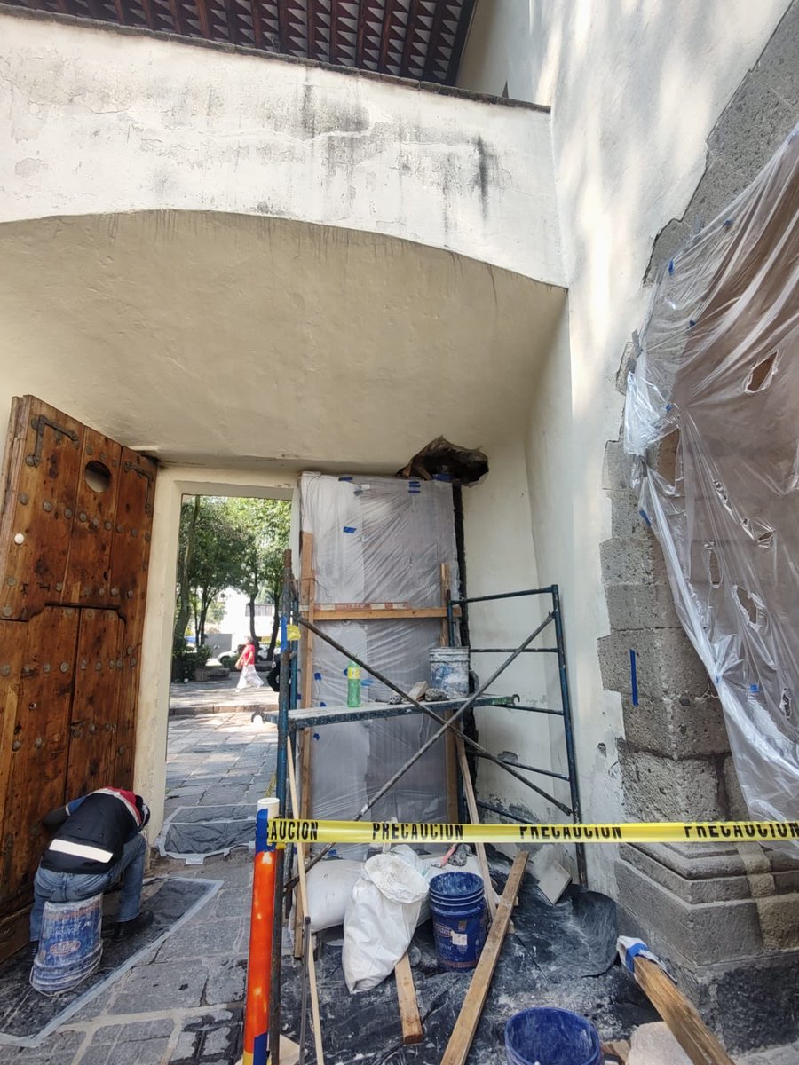 YapagameINAH's tweet photo. Y durante esos 4 meses el museo NO cerró, poniendo en peligro la integridad física de visitantes (incluyendo grupos escolares) y trabajadores del museo, bloqueando la salidas de emergencia del inmueble y obstruyendo los accesos principales del mismo.

#INAHencrisis https://t.co/TaWuUXC5oa