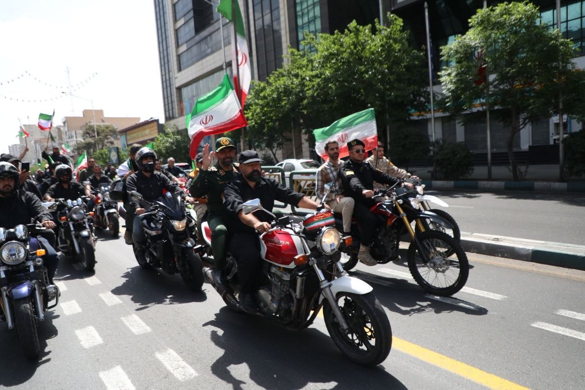 Zelzelehkhanoom's tweet photo. این صدایِ موتورها نیست که در خیابان می‌پیچد،
این ضرب‌آهنگِ غیرتِ ملتی است که پشتِ هیچ سدی متوقف نمی‌شود؛))

پ ن؛ تا وقتی این ملت، جانفداست،
پرچم این سرزمین بر زمین نخواهد ماند!
#موتورسواران_جانفدا https://t.co/tsuL2JV8tU