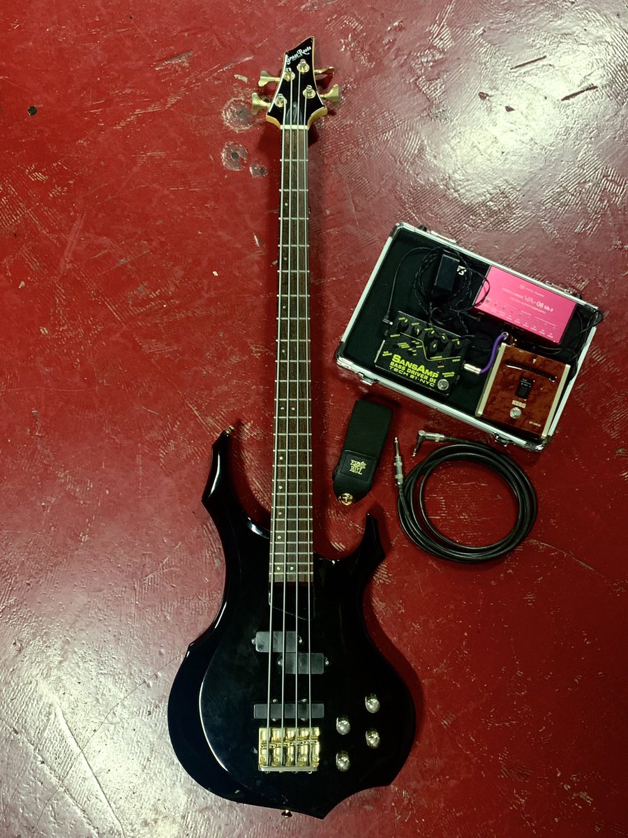 Bassist_Maya's tweet photo. 本日使った楽器🔥🤘いつもありがとう俺の愛機たち

#tech21 #KORG #grassrootsguitars #ernieball #drstrings https://t.co/cAIIRM1XYe