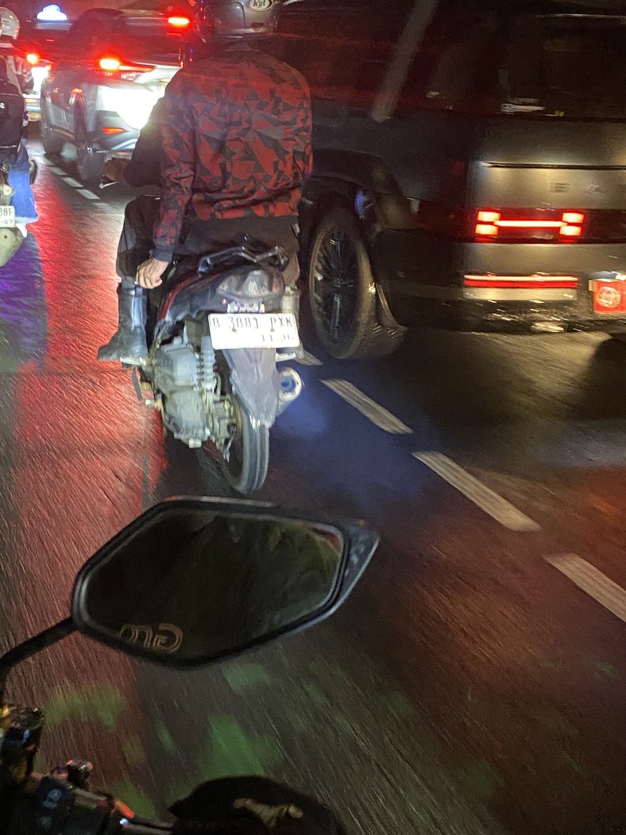 rezxkey's tweet photo. heran sama orang yang ngerokok di motor itu maksudnya lo ga ketahan banget kah anjai? mo tanggungjawab kalo misalkan kena mata orang lain? kalo dari sepatu dan celana kira-kira instansi mana ya? https://t.co/lkcKlyC3Gs
