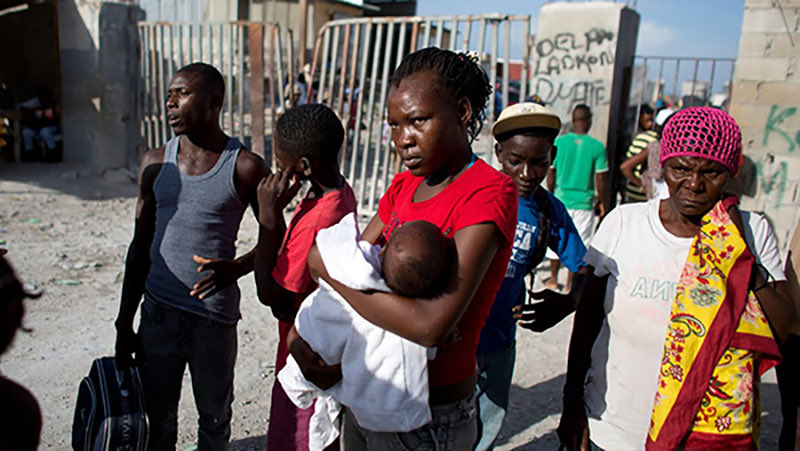 patobonato's tweet photo. 4- Es muy fácil detectar a los haitianos

La persona que dice (no se como los detectas, si en RD también hay negros) es porque nunca fue a República Dominicana o porque no conoce bien a los dominicanos.

Son diferentes en TODO.

Pero si lo dicen por el aspecto físico, también inclusive es fácil de identificar a un haitiano de un dominicano negro.

Para resumir el haitiano parece más un africano (hasta el cráneo es diferente) y el dominicano negro (parece más un caribeño o incluso un brasilero morocho).

Igual no quiero caer solo en la apariencia física porque es lo de menos, lo que más sacan la diferencia es en cómo se comportan…

Y si vamos más allá de la apariencia física y el comportamiento, hablan otro idioma (creole), tienen otra religión, otras costumbres, otra gastronomía, otras tradiciones, absolutamente son diferentes en TODO.