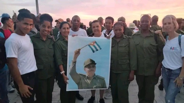 YasmanySal66724's tweet photo. La #Ucimed y #ConFilo presentes. #RaúlEsRaúl 🇨🇺🇨🇺🇨🇺💞 https://t.co/HYe3w4uXHb