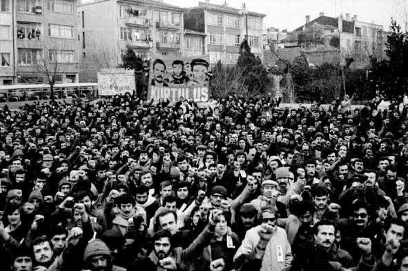 arsivkurtulus1's tweet photo. Türkiye’de Devlet 

…Burjuvazinin emperyalist dönem boyunca iki taktiği, iki yöntemi olan, reformist ve terörist eğilimi esas olarak iki oligarşi partisi tarafından temsil edilmektedir, ve bu devlet biçiminde bu iki eğilim iç içe geçmiştir. Bu iki eğilimin iç içe geçmişliği uygulamalarda zaman zaman tavizlerin verilmesini, birtakım demokratik hakların varolmasını sağlamaktadır. Oligarşi bu hakların kullanımını engellemeye çalışsa da, onları, en azından parlamenter görünümünü koruyabilmek açısından kaldırmaya yönelmez. Bu tür hakların varlığı arkasına saklanarak bir azınlık diktatörlüğü olduğunu gizlemeye çalışır. Bunda, toplumsal muhalefetin reformizm potasında eritilebildiği ölçüde de başarılı olur.

Emperyalist dönem boyunca başlıca iki devlet biçimi görülmektedir. Emperyalist dönemde devlet biçimi olarak burjuva demokrasisinden sözedilemiyeceğinden, bu dönemde oligarşik devlet ve faşist devlet biçimleri vardır. Bunlar elbette her bir ülkenin tarihi toplumsal gelişiminin özelliklerini göstermektedirler. Örneğin gelişmiş kapitalist-emperyalist devletlerde görülen finans oligarşinin devleti, bizdeki oligarşik yapının yansısı olan oligarşik devletten, oligarşik yapı farklılıkları ve uygulamalarıyla ayrılır.

Faşist devlet biçiminden ülkemizdeki oligarşik devlet biçiminin şu temel farklılığı vardır. Bilindiği gibi faşist devletin her şeyden önce iki özelliğinden biri toplumsal muhalefeti tümüyle ortadan kaldırması, diğeri de devleti aşağıdan yukarı veya yukardan aşağıya nasıl ele geçirirse geçirsin, devleti yeniden düzenlemesidir. 

Ülkemizde herkesin bildiği gibi oligarşik devlet, toplumsal muhalefeti tümüyle ortadan kaldırmıyor, fakat önemli ölçüde sınırlıyor, devleti de yeniden düzenlemiyor, sadece bürokratik ve askeri aygıtı daha da geliştiriyor. Ayrıca bu askeri bürokratik yapı içerisinde faşistlerin yer almasına da icazet tanıyor. Gelişen sol muhalefete bir alternatif olarak da aşağıdan yukarıya faşist hareketin gelişmesine de yadım ediyor. Temel ekonomik  ittifaktan kaynaklanan bu yapısıyla oligarşik devlet gerici bürokratik bir özellik kazanıyor. Baskıcı ve terörist yanı ağır basıyor. Oysa kapitalist-emperyalist ülkelerdeki oligarşik devletlerde (finans oligarşisi) farklı tarihi toplumsal gelişme özellikleri vardır. Batıda kapitalizmin serbestçe gelişim gösterdiği, burjuva demokratik devrimlerini tamamlamış Amerika, Fransa, İngiltere ve Almanya gibi oligarşik devletlerde, emperyalist dönem boyunca yoğun sınıf mücadeleleri sonucu korunan haklarla toplumsal gelişmelerinin belli tarihi evrelerinde ortaya çıkan ve demokratik hakların belli ölçüde kullanımına imkan veren, demokrasinin sınırlarının daha geniş “görünümü” bizdeki oligarşik devletten başlıca farklılığıdır. 

Çünkü bizde toplumun tarihi gelişim süreci içerisinde oluşan ve yarı-sömürge ilişkilerin de belirlediği hakim gerici bürokratik bir karakter göstermekte, sınırları esas olarak oligarşiye kadar daralmış demokrasi ile ancak “devlet eliyle verilen haklara” yönelmekte, ve fakat yoğun faşist uygulamaları da olabilmektedir.