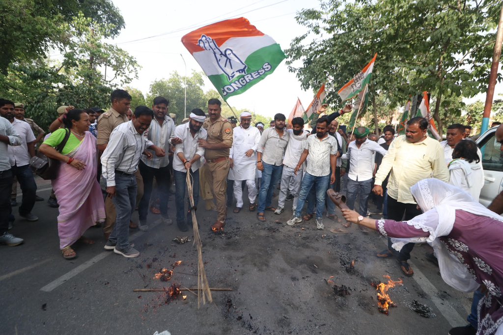 aryanmishra888's tweet photo. हमारे नेता राहुल गांधी जी को लेकर भाजपा मंत्री दिनेश प्रताप सिंह ने की विवादित टिप्पणी को लेकर आज उत्तर प्रदेश सरकार के मंत्री दिनेश प्रताप सिंह के खिलाफ लखनऊ में दिनेश प्रताप का पुतला फुककर विरोध प्रदर्शन किया ✊

दिनेश प्रताप सिंह मुर्दाबाद 

@RahulGandhi @priyankagandhi https://t.co/qlPG8VUE0F