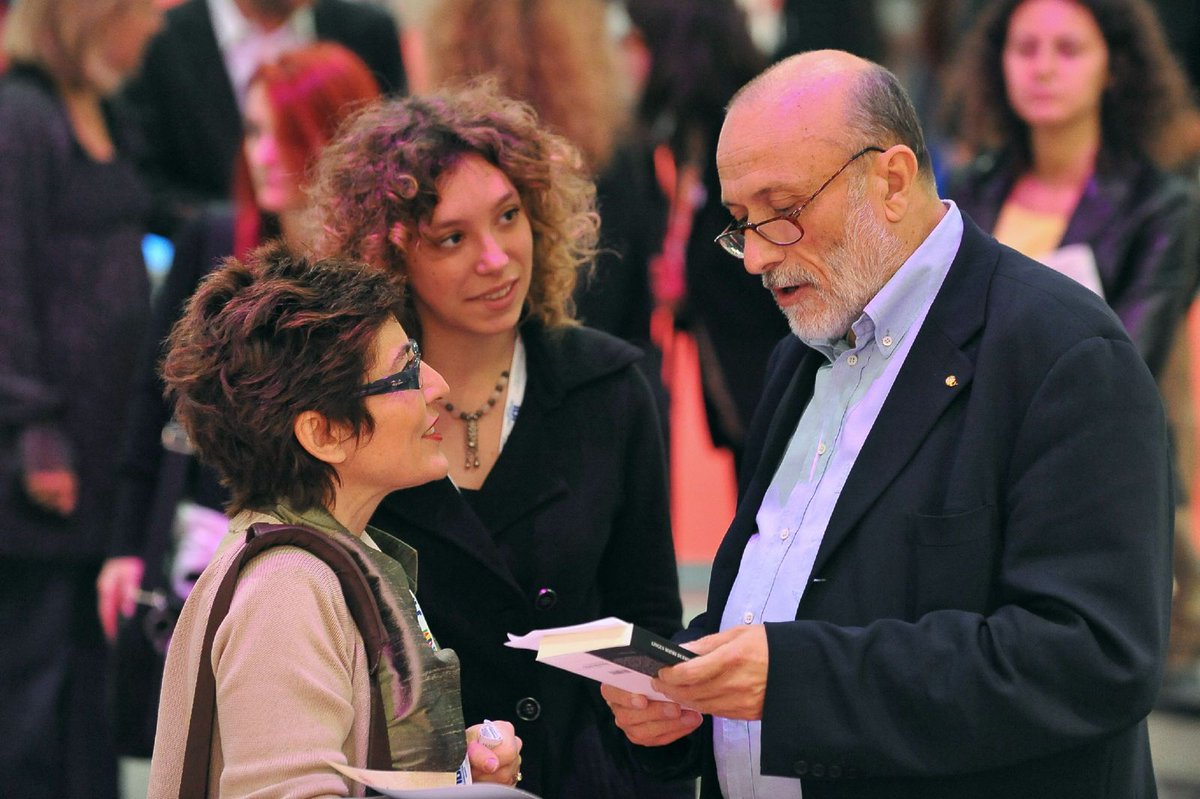 InfoCLM's tweet photo. È mancato Carlo Petrini, fondatore di @SlowFoodItaly. Ci uniamo a tutta la comunità del cibo “sano e giusto” con commozione nel ricordo di un visionario che ha insegnato a guardare alla terra con rispetto. Da sempre a fianco del CLM con l’omonimo premio.
https://t.co/Szx453445G https://t.co/4lktNbhiMe