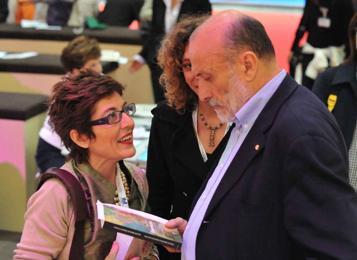 InfoCLM's tweet photo. È mancato Carlo Petrini, fondatore di @SlowFoodItaly. Ci uniamo a tutta la comunità del cibo “sano e giusto” con commozione nel ricordo di un visionario che ha insegnato a guardare alla terra con rispetto. Da sempre a fianco del CLM con l’omonimo premio.
https://t.co/Szx453445G https://t.co/4lktNbhiMe