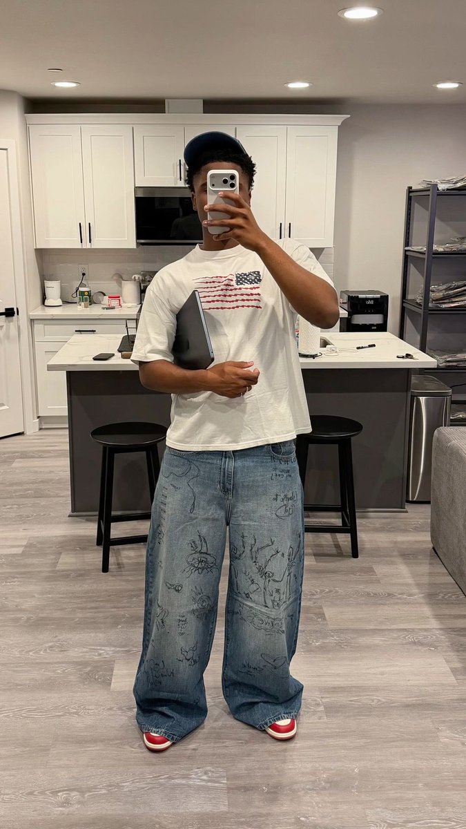 wtfay0's tweet photo. baggy jean>> https://t.co/43itdmgE39