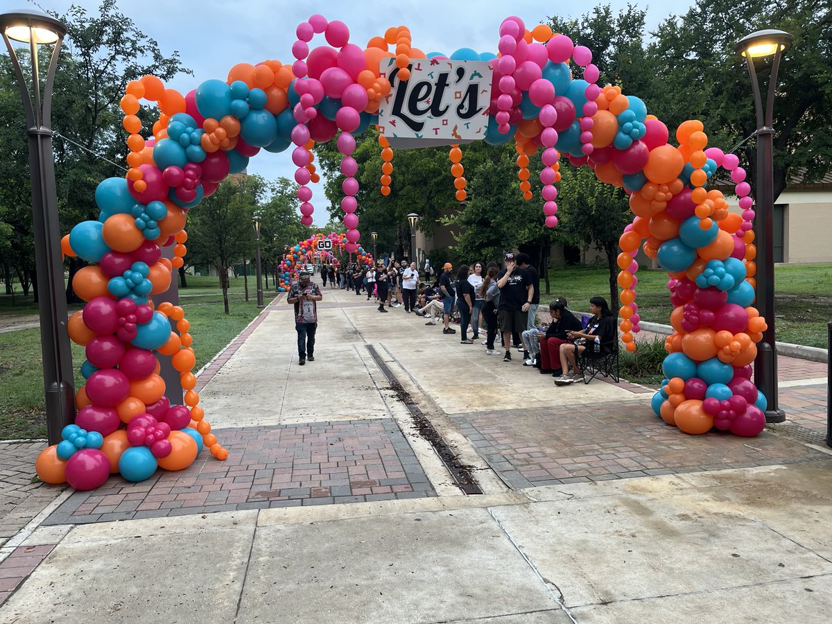 News4SA's tweet photo. PHOTOS: Spurs Pep Rally at Hemisfair Park 📸 https://t.co/fbv74dkFRM https://t.co/fJZkZaKjoS