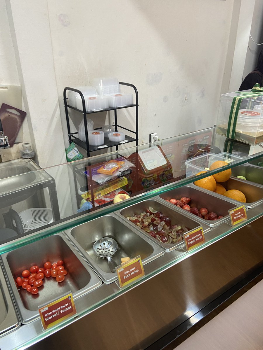 txtdrbekasi's tweet photo. GUAAA NEMU TEMPAT JUALAN SALAD FRESSH DI RAWALUMBU WOYYYYY https://t.co/sfVbWjzTw2