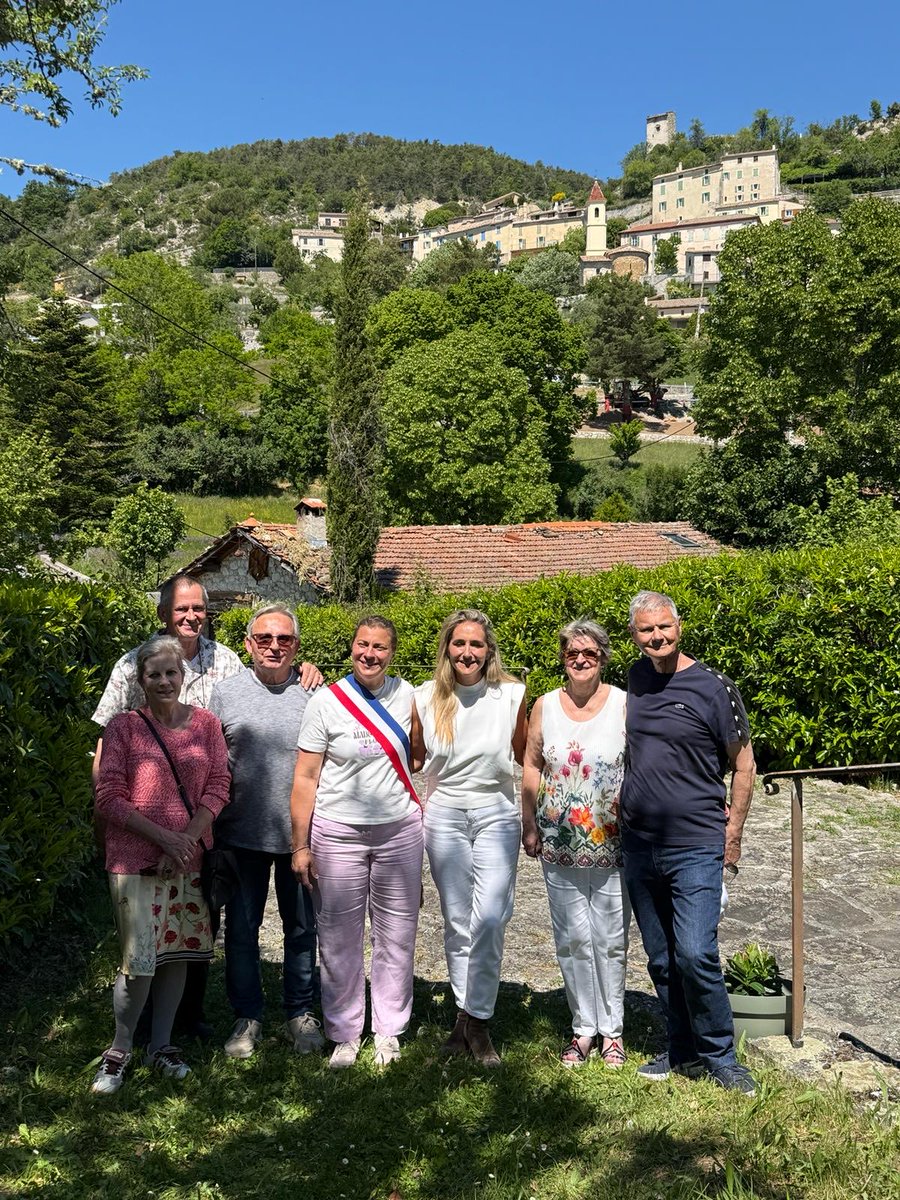 ProCotedazur's tweet photo. 🌸 [Villes & Villages Fleuris] Ce vendredi matin, @AlexndraBorchio, Présidente du jury départemental, a participé à la visite de La Penne, candidate à la 1re Fleur. 

Village perché des Alpes-Maritimes, La Penne valorise son patrimoine, son identité rurale et son cadre de vie.

🌿 Une étape clé avant le jury régional de septembre, qui met en lumière une démarche collective : fleurissement adapté, biodiversité, éco-pâturage et implication des habitants. 

#VillesEtVillagesFleuris #CotedAzurFrance #Tourisme #DéveloppementDurable @Claire_Behar