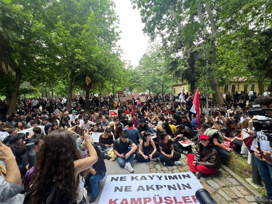 firattavcii's tweet photo. Bilgi Üniversitesi öğrencileri, kapatılma kararını kampüslerinde protesto ediyor. https://t.co/MKwzB78gZu