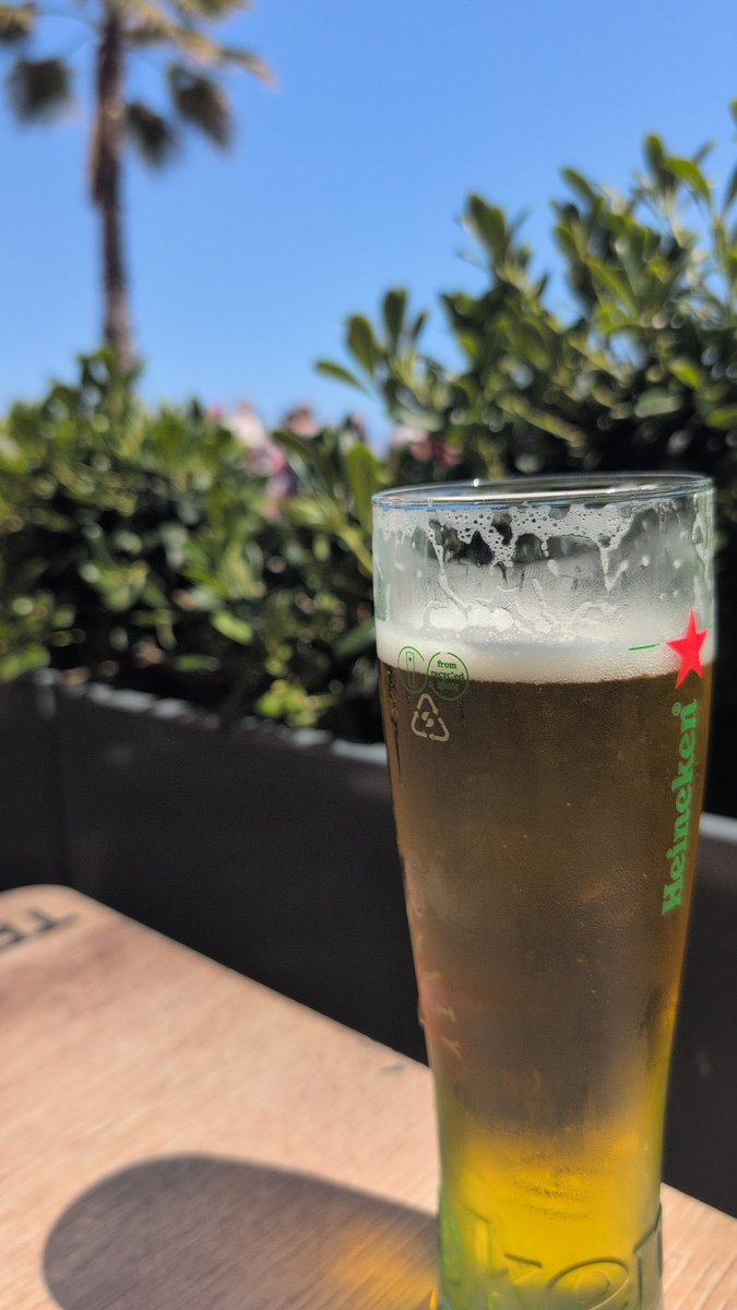 DannLufc's tweet photo. ☀️🍻 https://t.co/J0RkRH5yF7