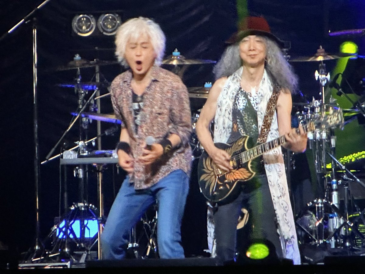randy_1985's tweet photo. 田舎の教室の特典
その① 爆音で #VOWWOW のLiveが観れる
その② 比較的21:00以降は暇
その③ 場合によっちゃLive流しながらドラムの練習ができる

 #人見元基 先輩
 #TUFS
 #GMC
 #NIGHTLESSCITY https://t.co/eIkjpQFAJD