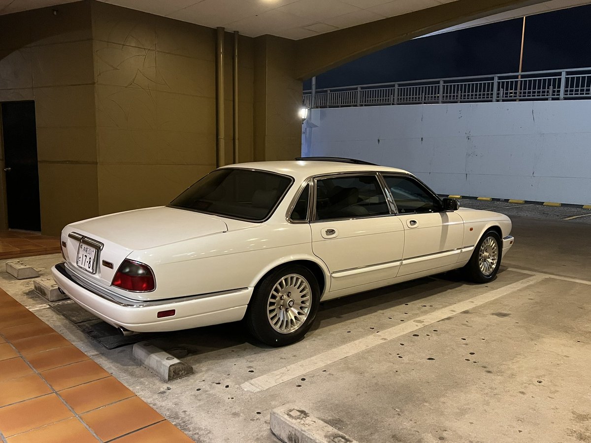 ICHII_KNN's tweet photo. 色つきガラスくらいのイメージで全面50%フルティントにしました。
メタル無しの断熱・UV・IRカットで快適に。
見る時間、角度によっては割と暗めに。昼間見たらほぼ分からないくらいでジャガーの気品を失いたくなくて薄めのフィルムで。
バンデンプラスのメッキモール類の多さと相まって凄く良い https://t.co/fCWaYVAqpO